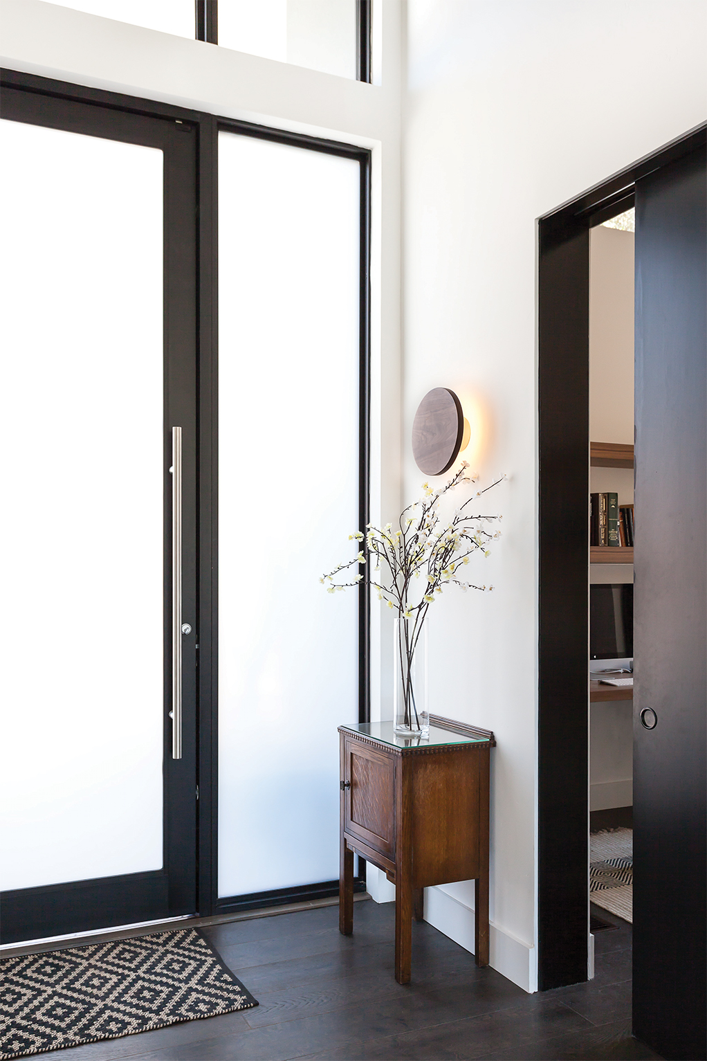 The home’s entryway features RBW’s Radient Wall Sconce. All photos © Kat Alves Photography.