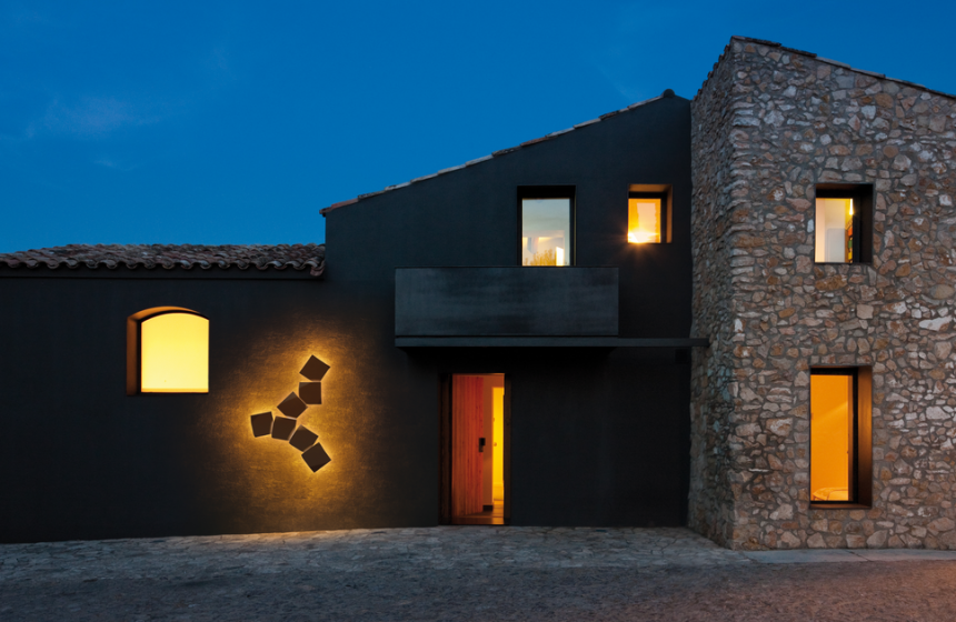 Vibia_Origami_LED_Outdoor_Wall_Sconce-1200x630_web